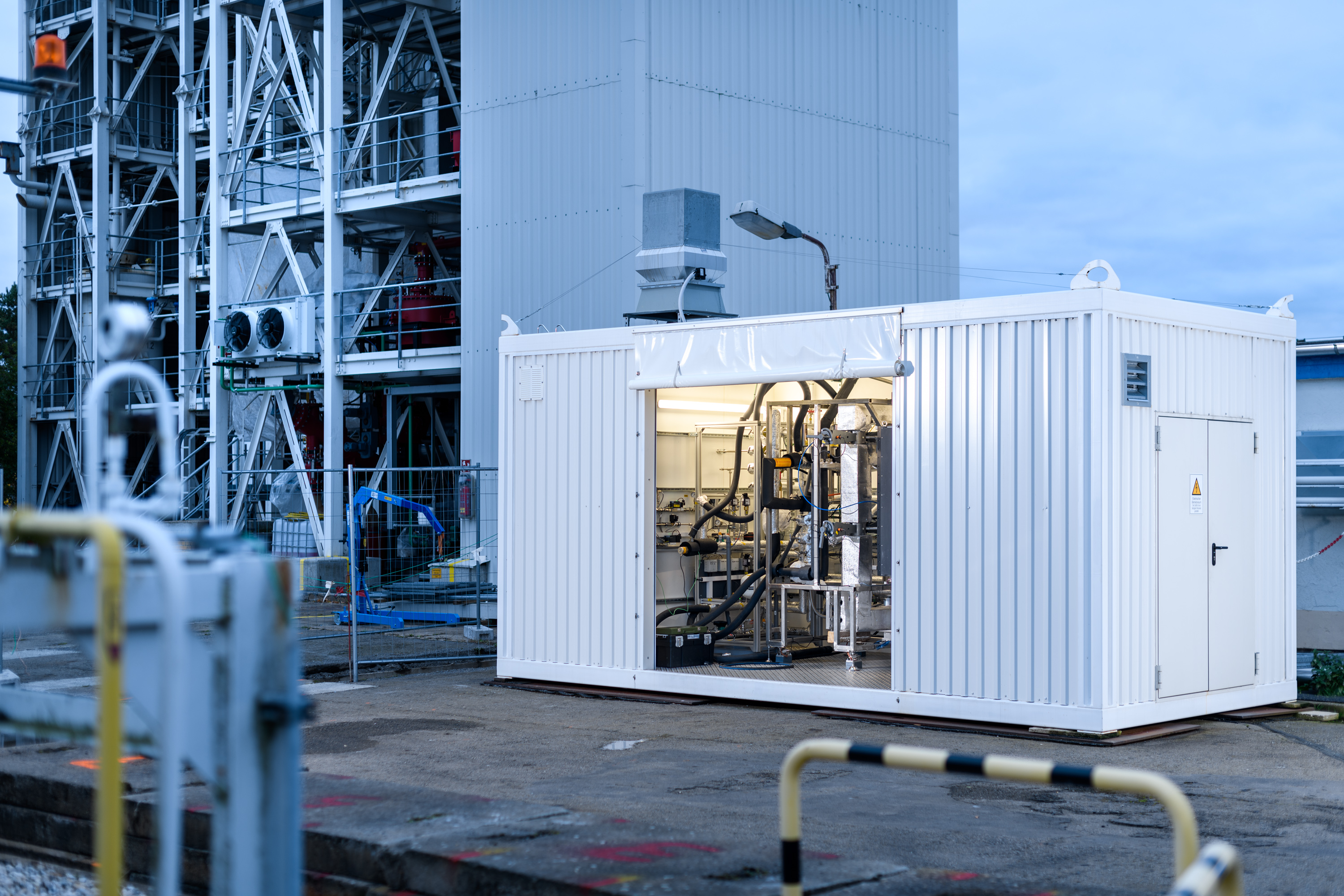 Climate-neutral peak heat supply for neighbourhoods based on iron-hydrogen storage technology.